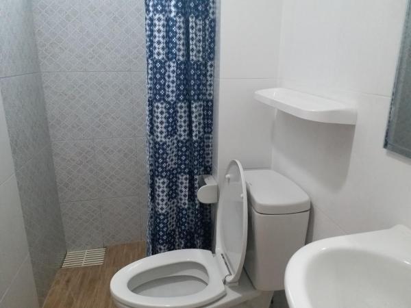 DD Garden Apartment 2 : photo 9 de la chambre chambre lit king-size - vue sur jardin