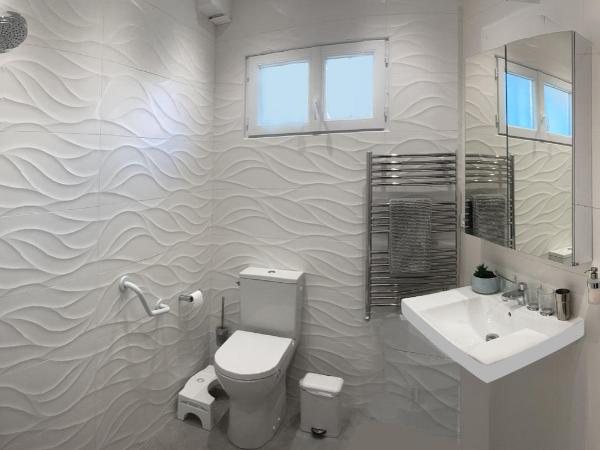 VILLA PRESENCE - Chambres d'hôtes - Activités bien-être : photo 1 de la chambre chambre quadruple avec salle de bains privative séparée