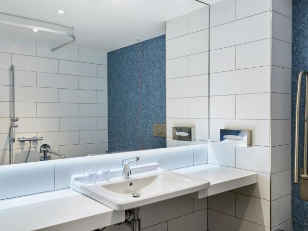 Holiday Inn Express - Berlin - Alexanderplatz, an IHG Hotel : photo 3 de la chambre chambre lit queen-size standard - accessible aux personnes à mobilité réduite