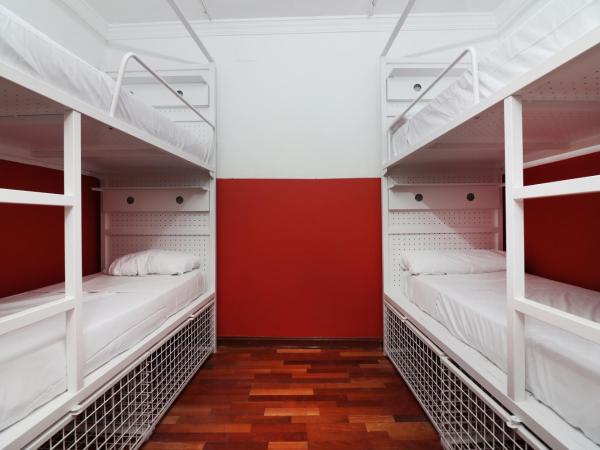 Feel Hostels City Center : photo 2 de la chambre lit dans dortoir mixte de 8 lits avec salle de bains privative