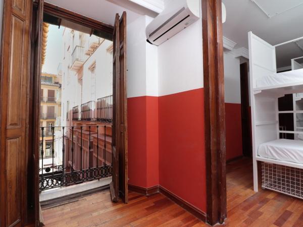 Feel Hostels City Center : photo 3 de la chambre lit dans dortoir mixte de 8 lits avec salle de bains privative