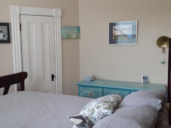 Sea Birds Cottage : photo 9 de la chambre chambre lit queen-size - vue sur jardin