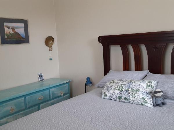 Sea Birds Cottage : photo 1 de la chambre chambre lit queen-size - vue sur jardin