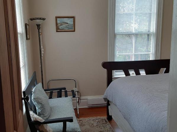 Sea Birds Cottage : photo 2 de la chambre chambre lit queen-size - vue sur jardin