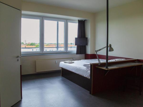 Base Apartments : photo 7 de la chambre medium studio with kitchenette and air-conditioner