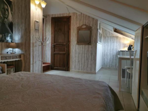 B&B Mini Hotel Incity-close train station and port- : photo 5 de la chambre chambre triple avec terrasse
