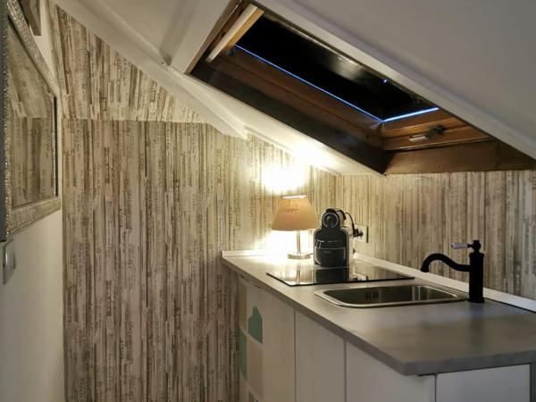 B&B Mini Hotel Incity-close train station and port- : photo 2 de la chambre chambre triple avec terrasse