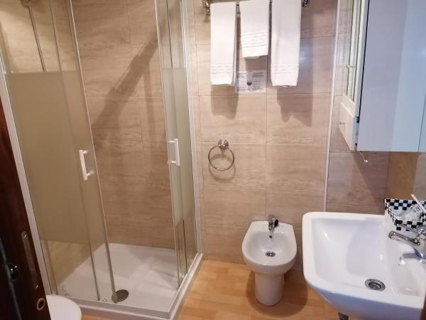 Hostal Adelia : photo 3 de la chambre chambre triple avec salle de bains