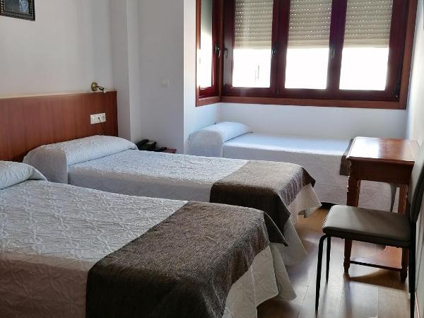 Hostal Adelia : photo 4 de la chambre chambre triple avec salle de bains