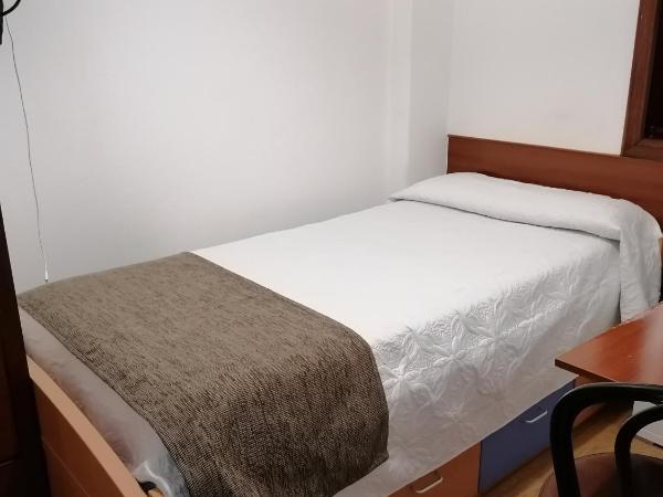 Hostal Adelia : photo 4 de la chambre chambre simple avec salle de bains