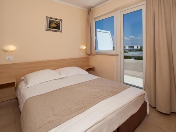Hotel Delfin Plava Laguna : photo 1 de la chambre chambre familiale classique avec balcon