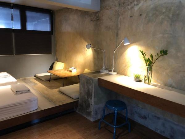 In a Box Hostel : photo 3 de la chambre chambre lits jumeaux avec salle de bains commune