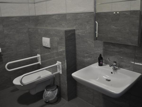 Villa Karpacz : photo 9 de la chambre chambre triple - accessible aux personnes à mobilité réduite