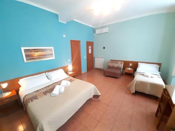 Albergo in Centro : photo 4 de la chambre chambre familiale avec salle de bains privative