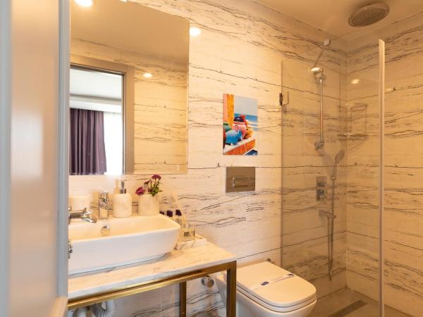 Malta Bosphorus Hotel : photo 3 de la chambre chambre double deluxe - vue latérale sur mer