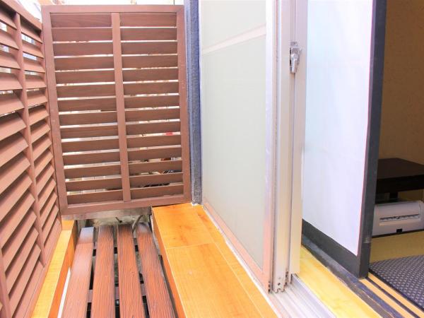 K's House Tokyo Oasis - Quality Hostel in Asakusa : photo 8 de la chambre chambre lits jumeaux avec balcon