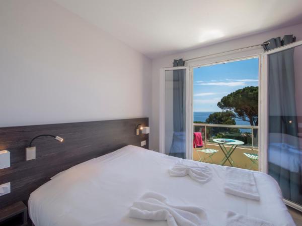 Hôtel-Club du Domaine d'Aiguebelle, USSIM Vacances : photo 9 de la chambre chambre double deluxe avec balcon - vue sur mer