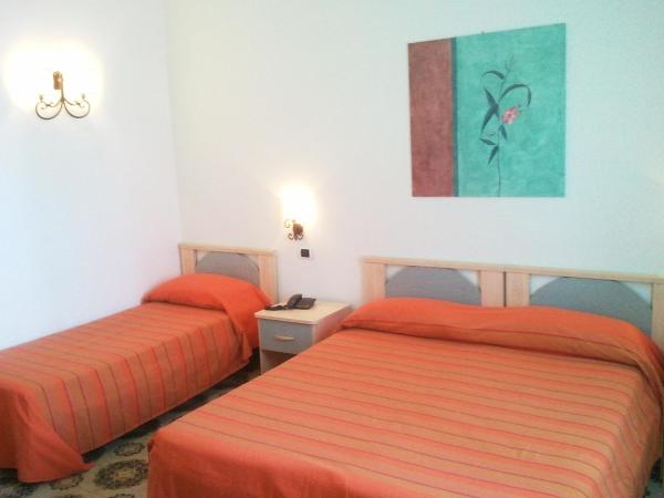 Jonic Hotel Mazzarò : photo 3 de la chambre chambre triple - vue sur mer