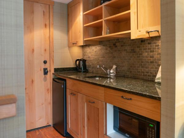 Fox Hotel and Suites : photo 4 de la chambre suite 1 chambre avec 2 lits doubles