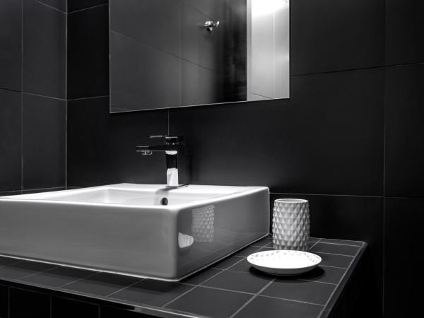 Ilheu 25 Peniche House : photo 3 de la chambre chambre simple avec salle de bains privative