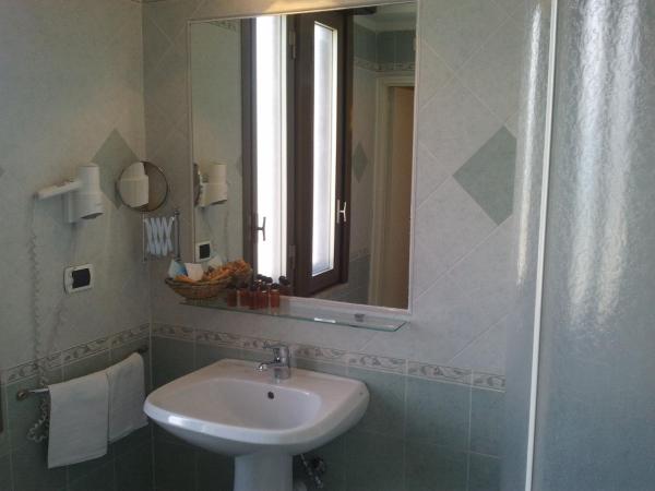 Jonic Hotel Mazzarò : photo 4 de la chambre chambre triple avec balcon - vue sur mer