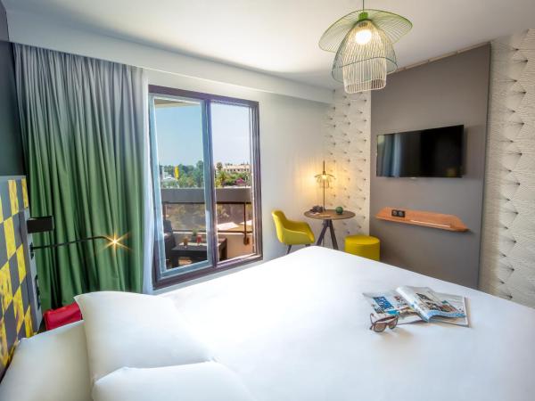 Mercure Hyères Centre Côte d'Azur : photo 7 de la chambre chambre privilège avec lit double et balcon
