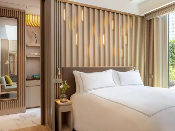 The Silveri Hong Kong - MGallery : photo 2 de la chambre luxury executive room - 1 king size bed, lounge access, bathtub