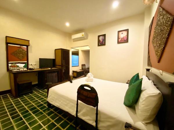 CM Night Bazaar Boutique Hotel โรงแรม ซี เอ็ม ไนท์บาซาร์ บูทีค - SHA Plus Certified : photo 7 de la chambre grande chambre de luxe avec baignoire