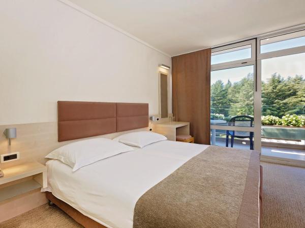 Hotel Mediteran Plava Laguna : photo 5 de la chambre chambre classique avec balcon - côté parc