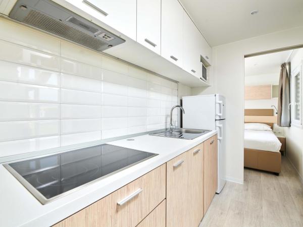 Camping Stella Maris Mobile Homes : photo 10 de la chambre mobile home 2 chambres avec terrasse