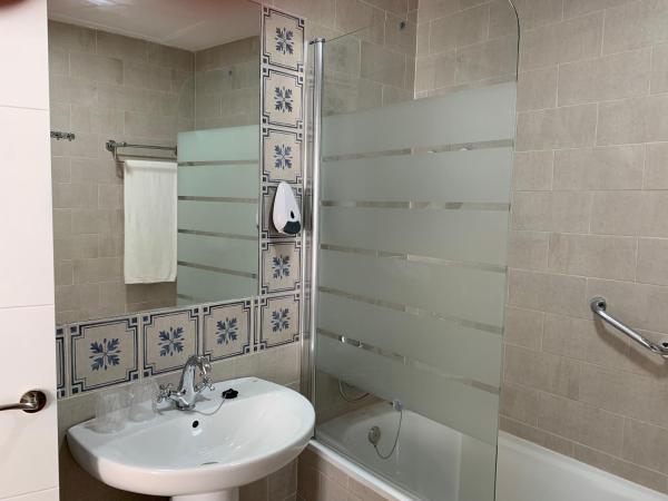 Belmonte Rooms : photo 3 de la chambre chambre familiale avec salle de bains privative