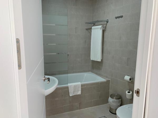 Belmonte Rooms : photo 4 de la chambre chambre familiale avec salle de bains privative