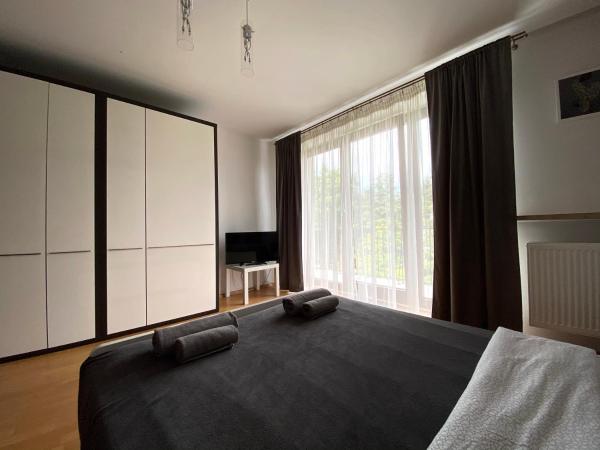 Pokoje Rezydencja Parysa : photo 5 de la chambre chambre lit queen-size avec balcon et salle de bains commune