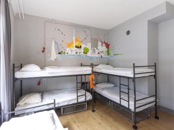 Hostel ROOM Rotterdam : photo 3 de la chambre lit simple dans dortoir de 6 lits avec salle de bains commune