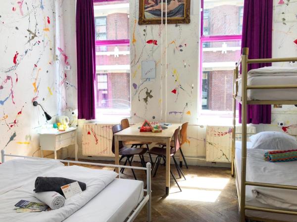 Hostel ROOM Rotterdam : photo 5 de la chambre chambre familiale standard avec salle de bains commune