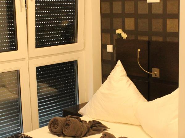 Lovely Studio Cologne West - Neues Momomotel : photo 1 de la chambre chambre double Économique