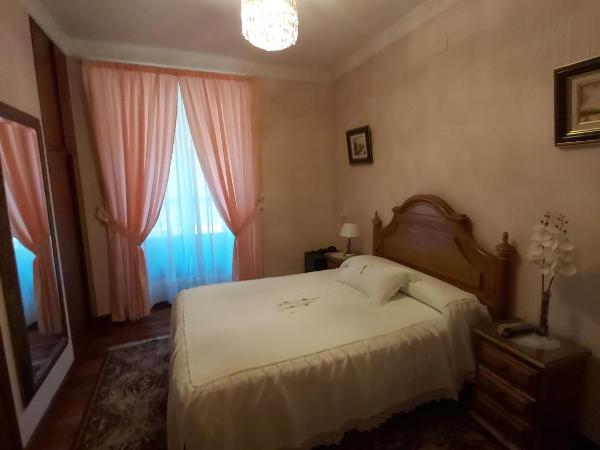 Pension Lorea : photo 8 de la chambre chambre double ou lits jumeaux avec salle de bains privative