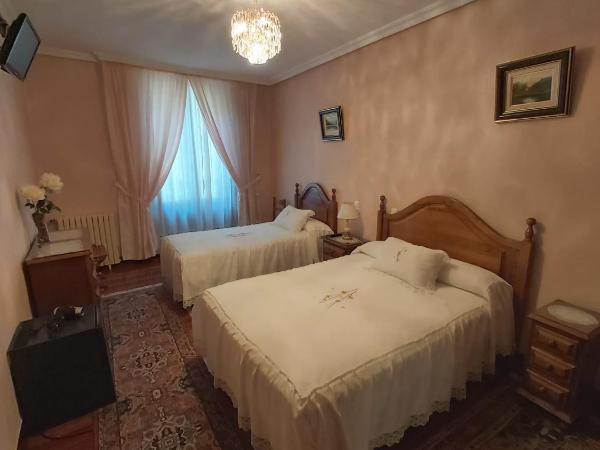 Pension Lorea : photo 7 de la chambre chambre triple avec salle de bains privative