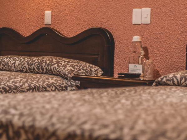 Hotel Aurora : photo 9 de la chambre chambre double avec 2 lits doubles