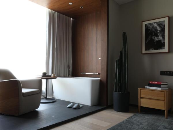 The Nook Hotel Hangzhou - A design hotel, Near subway : photo 2 de la chambre executive room with mountain view-free minibar and free daily afternoon tea