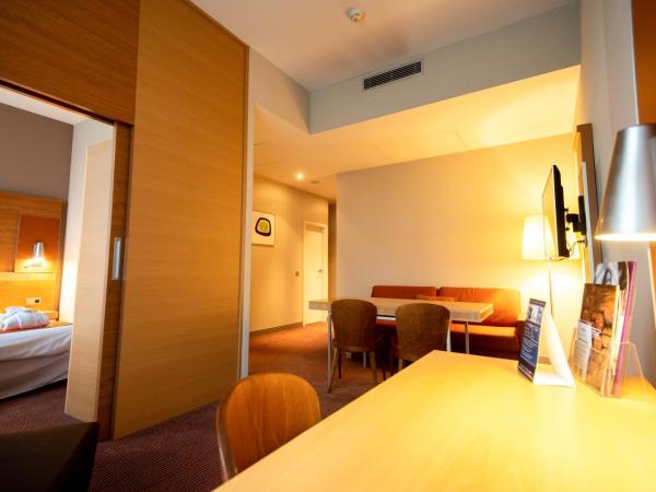 Mercure Ostrava Center : photo 9 de la chambre suite privilège avec lit double et canapé