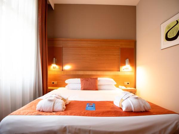 Mercure Ostrava Center : photo 10 de la chambre suite privilège avec lit double et canapé