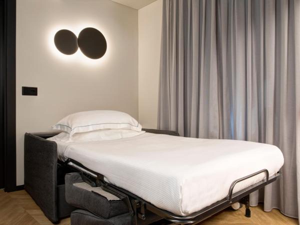 LUGANODANTE - We like you : photo 6 de la chambre chambre avec lit d'appoint et climatisation