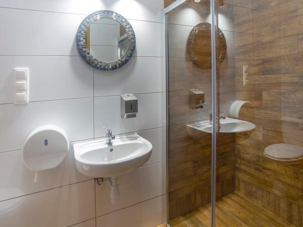 Let's Rock Party Hostel : photo 2 de la chambre lit dans dortoir 6 lits avec salle de bains commune