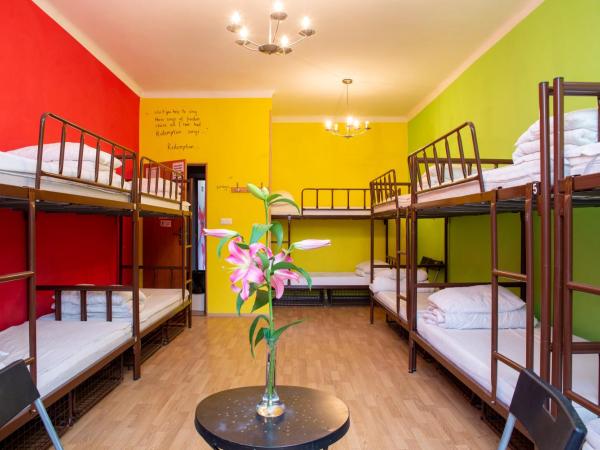 Let's Rock Party Hostel : photo 4 de la chambre chambre 14 personnes - salle de bains commune