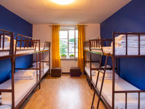 Let's Rock Party Hostel : photo 3 de la chambre lit dans chambre pour 12 personnes avec salle de bains commune