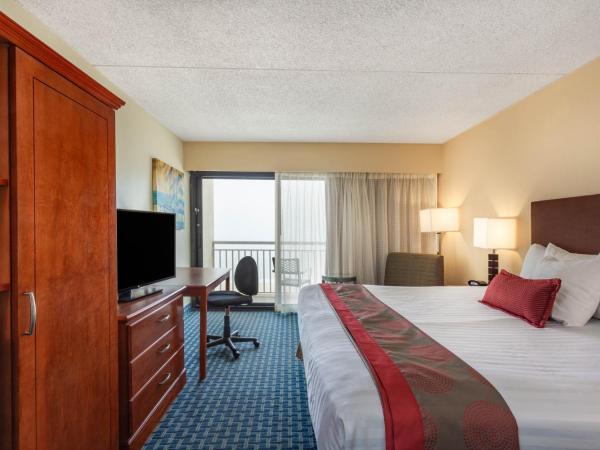 Ramada Plaza by Wyndham Virginia Beach Oceanfront : photo 5 de la chambre chambre lit king-size - vue sur océan - non-fumeurs