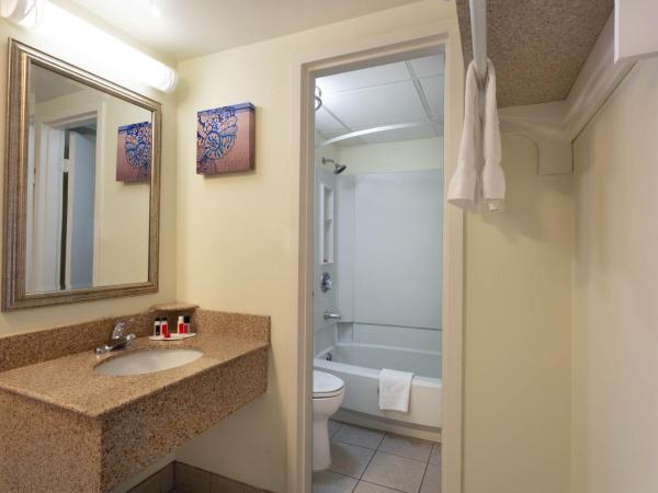 Ramada Plaza by Wyndham Virginia Beach Oceanfront : photo 6 de la chambre chambre lit king-size - vue sur océan - non-fumeurs