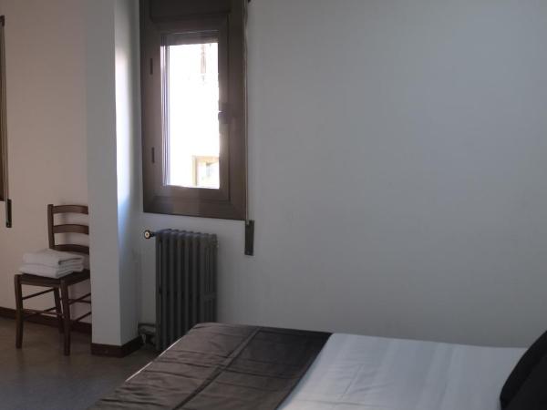 Hostal Europa : photo 4 de la chambre chambre simple avec salle de bains commune