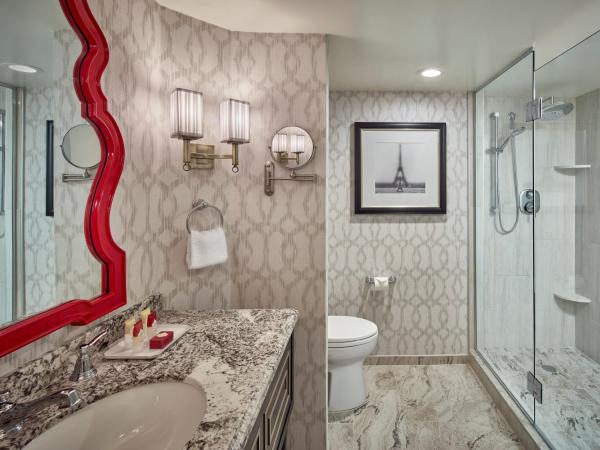 Paris Las Vegas Hotel & Casino : photo 4 de la chambre chambre lit king-size bordeaux